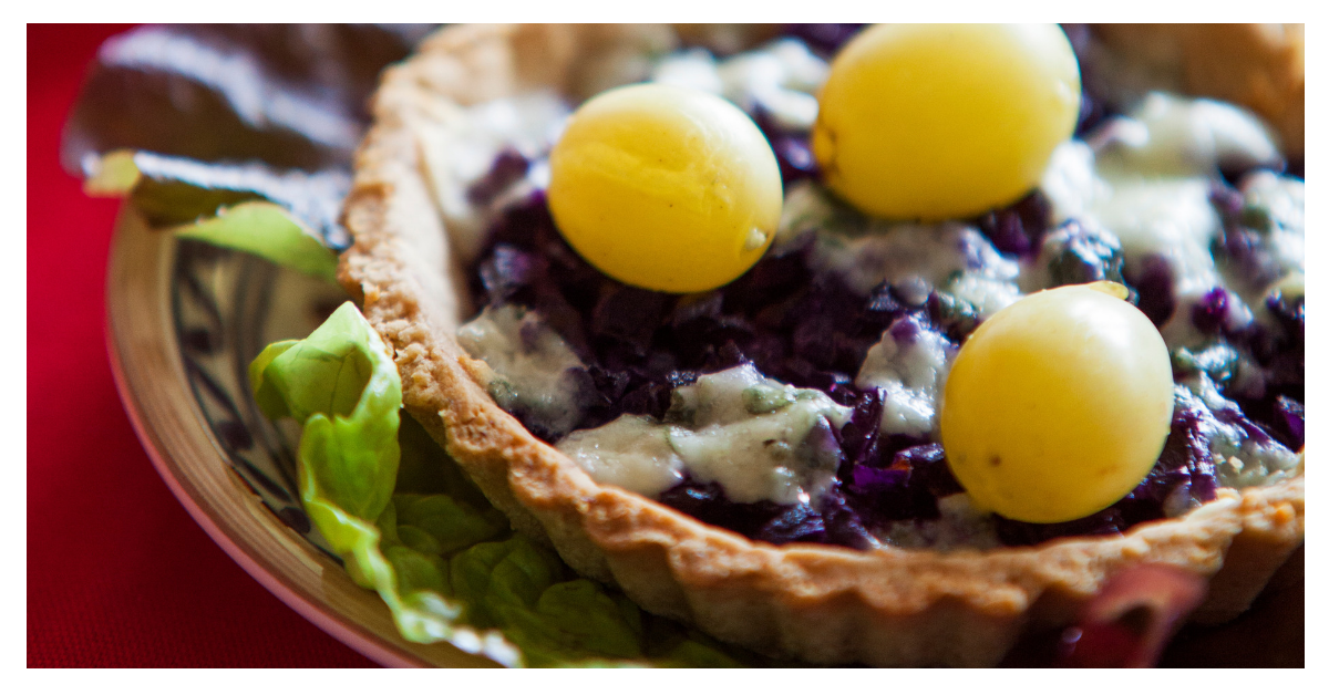 Rode kooltaartjes met druiven en roquefort is een feestelijk recept uit het kookboek De vrolijke tafel, feestelijk koken zonder pakjes van Karin Luiten.